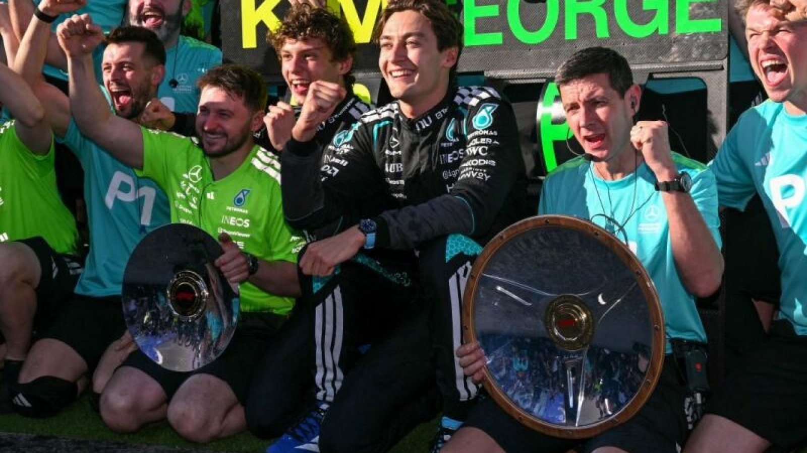 O piloto britânico George Russell (centro à direita), que conquistou o primeiro lugar na corrid...