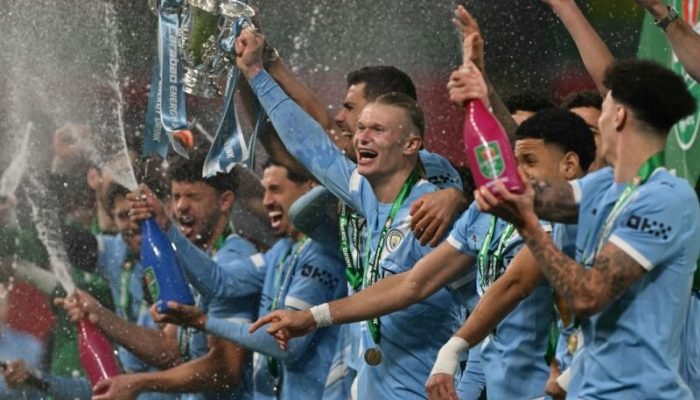 Jogadores do City celebram título sobre o Arsenal - Foto: Glyn Kirk/AFP