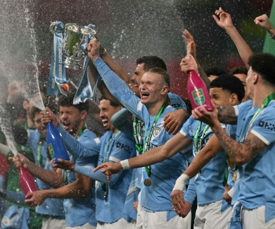 Jogadores do City celebram título sobre o Arsenal - Foto: Glyn Kirk/AFP