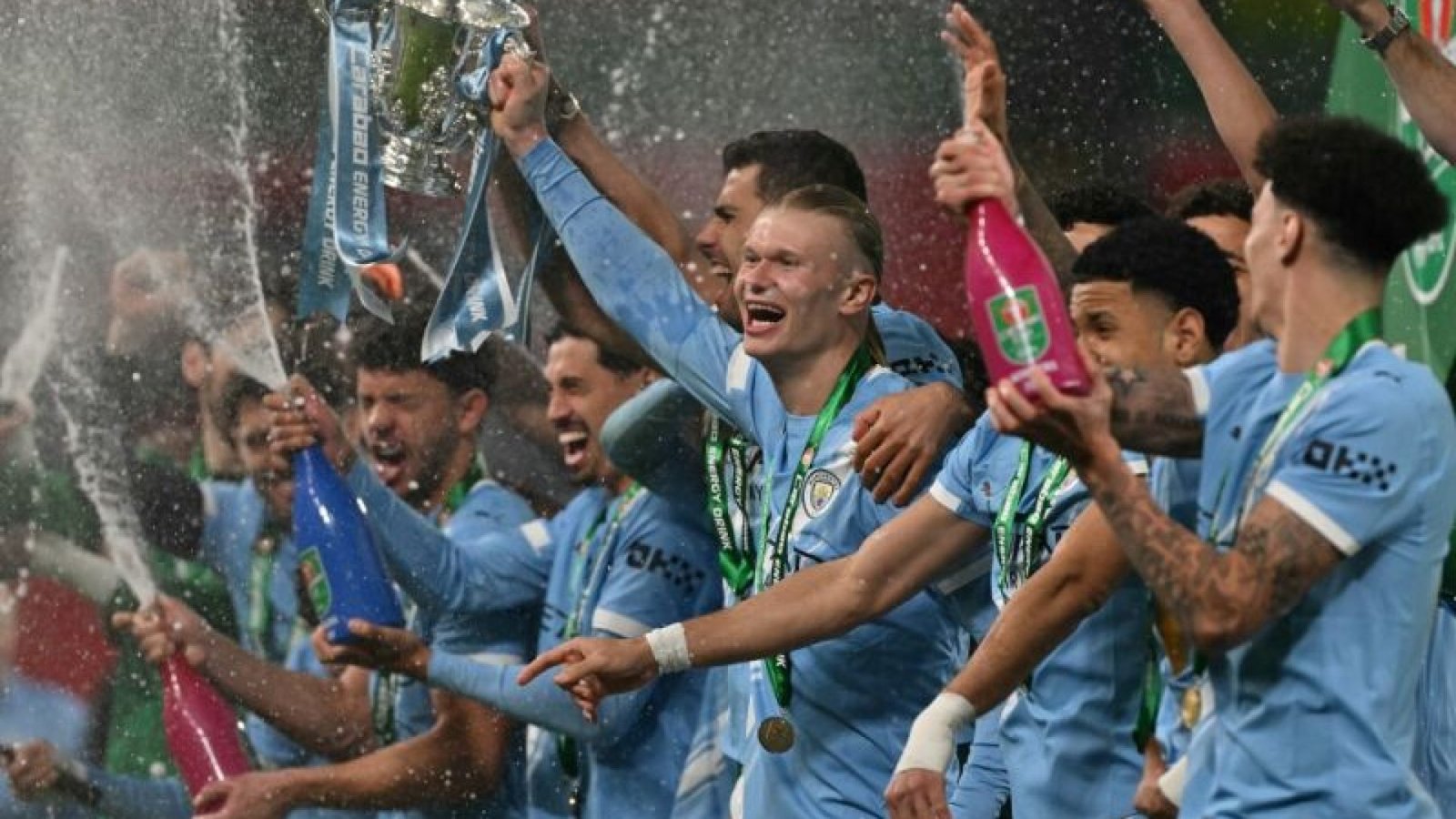 Jogadores do City celebram título sobre o Arsenal - Foto: Glyn Kirk/AFP