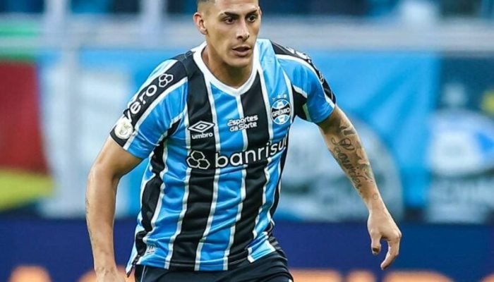 Cristian Pavón, jogador do Grêmio, tentou cuspir no árbrito e agrediu um policial - Foto: Lu...