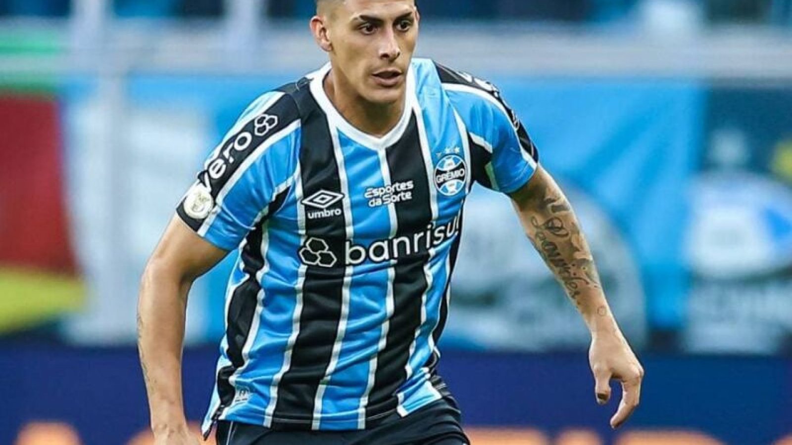 Cristian Pavón, jogador do Grêmio, tentou cuspir no árbrito e agrediu um policial - Foto: Lu...