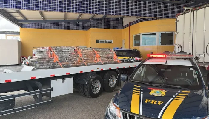Carga da droga estava sendo transportada em caminhão frigorífico (PRF/Divulgação)