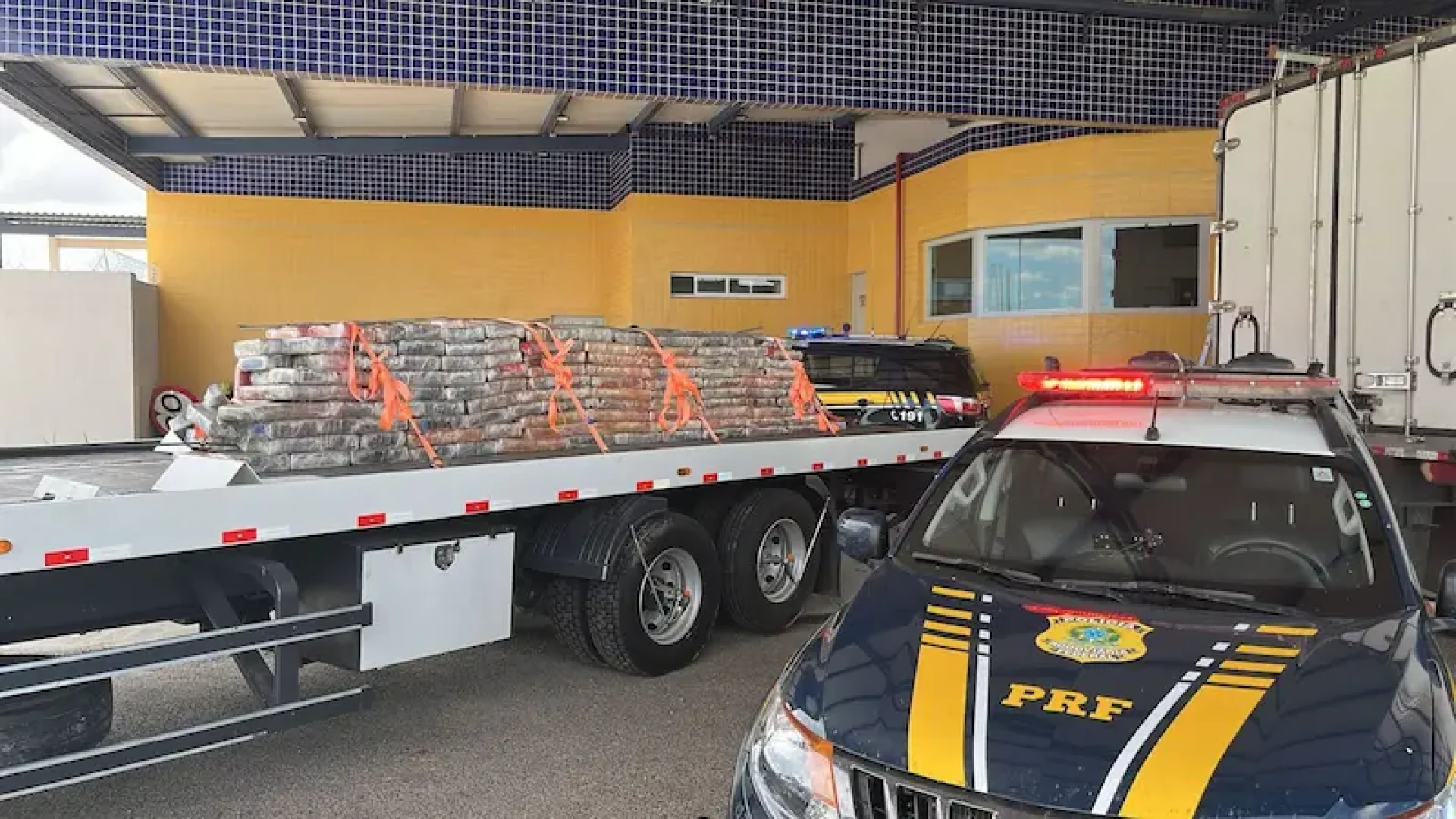 Carga da droga estava sendo transportada em caminhão frigorífico (PRF/Divulgação)