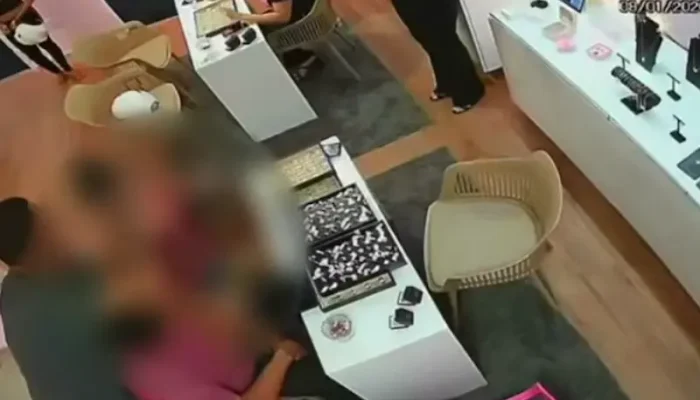 Segundo a dona da loja, os dois se passaram por clientes e pediram para ver uma aliança de ouro,...