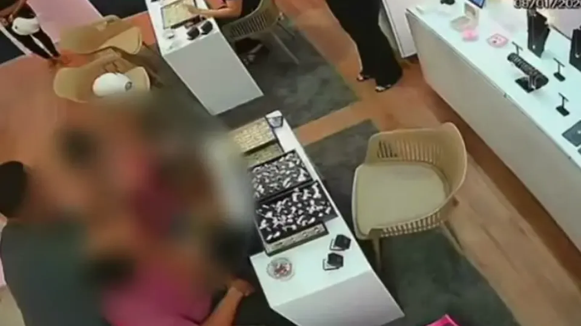 Segundo a dona da loja, os dois se passaram por clientes e pediram para ver uma aliança de ouro,...