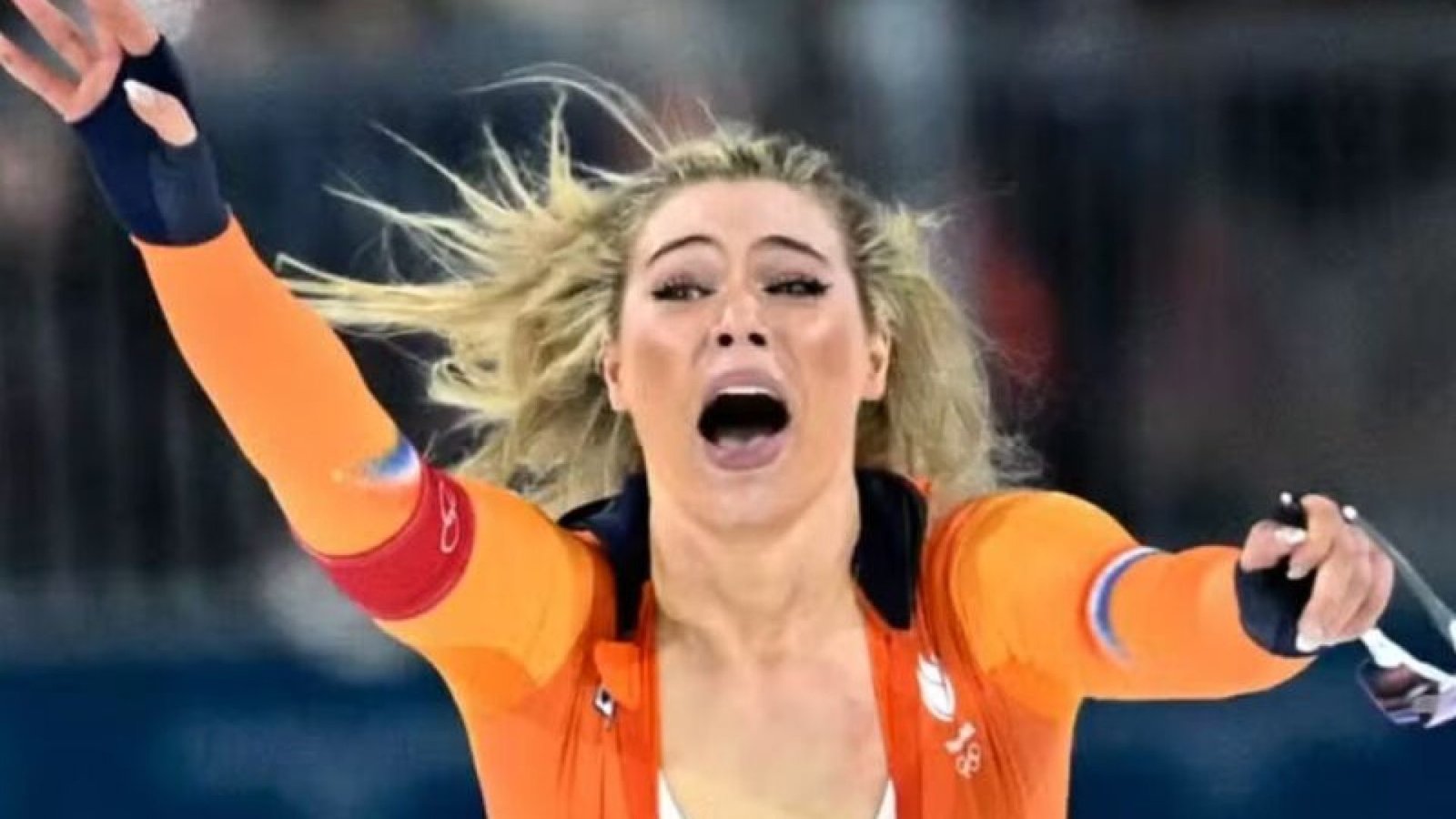 Após estabelecer um novo recorde olímpico, Leerdam abriu o zíper do macacão de competição, ...