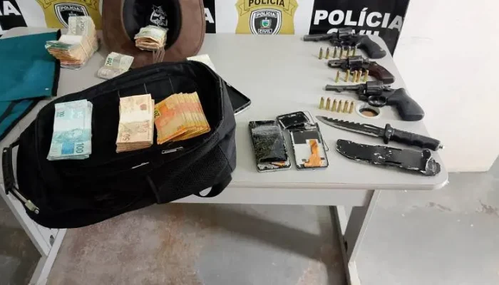 Polícia conseguiu recuperar dinheiro e armas usadas por criminosos (Polícia Militar/Divulgação)