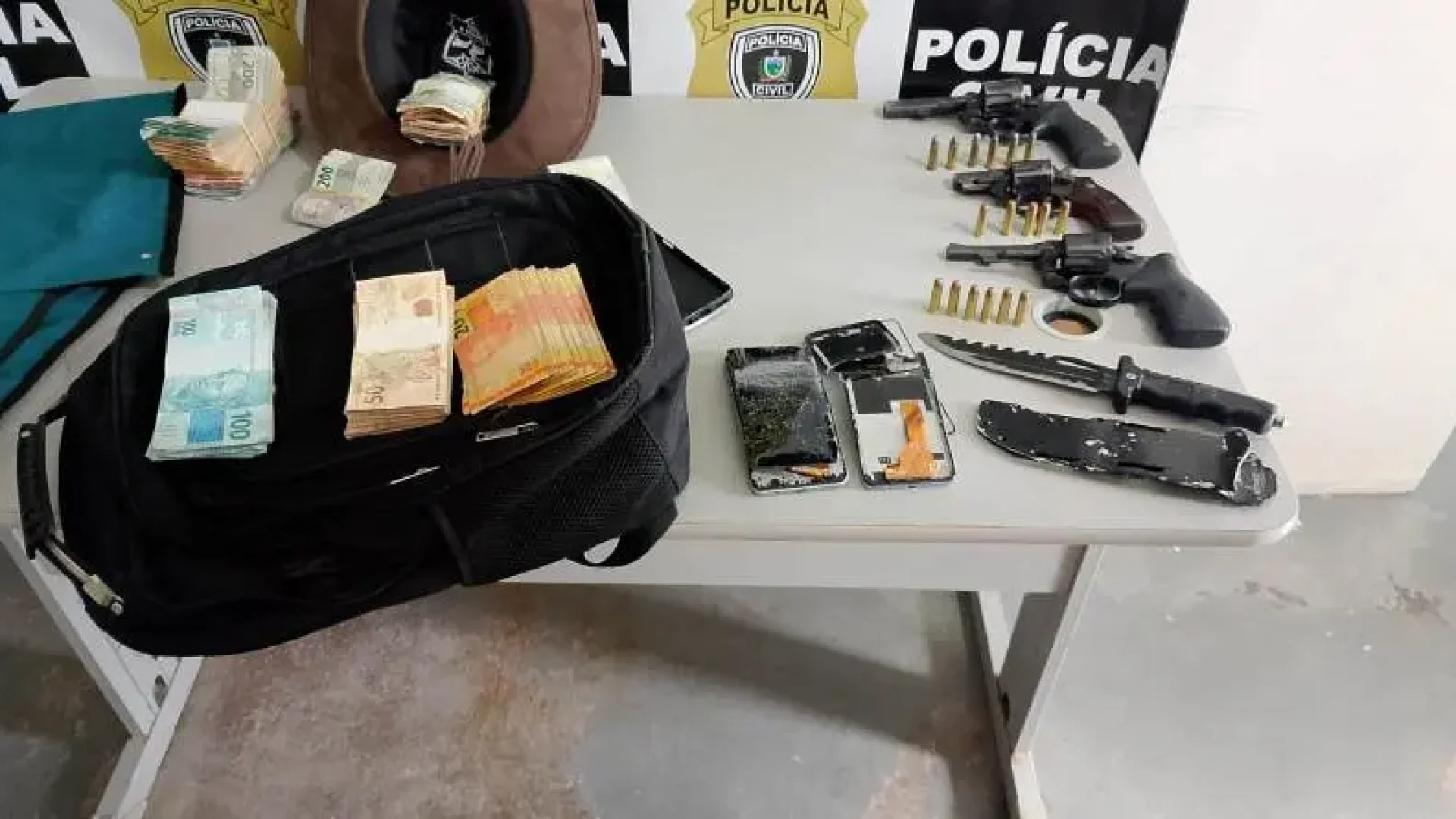 Polícia conseguiu recuperar dinheiro e armas usadas por criminosos (Polícia Militar/Divulgação)