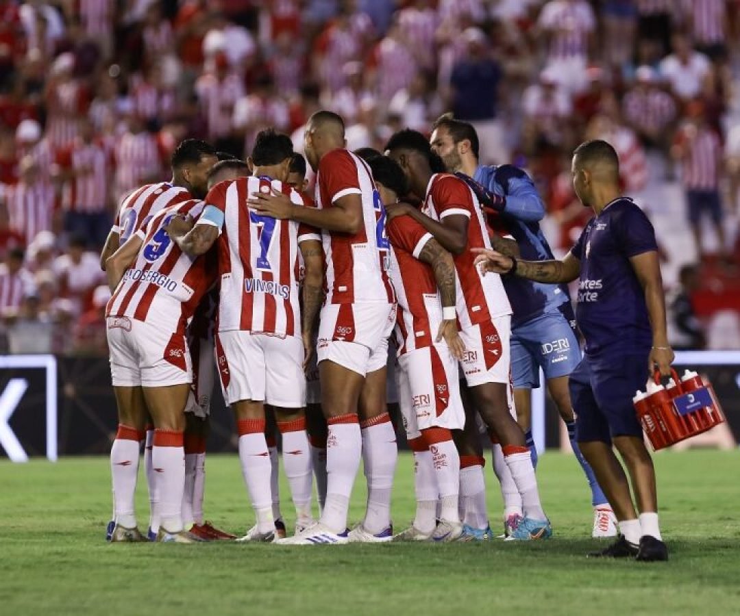Elenco do Náutico reunido durante jogo do Pernambucano - Foto: Rafael Vieira/FPF