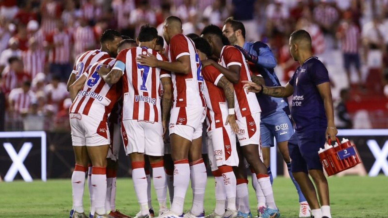 Elenco do Náutico reunido durante jogo do Pernambucano - Foto: Rafael Vieira/FPF