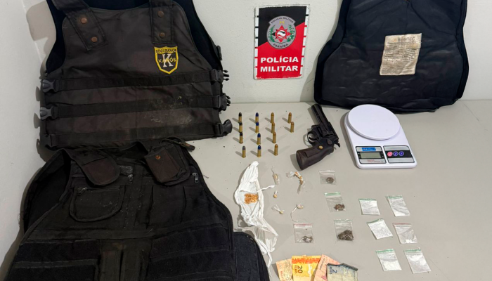 No local, foram apreendidos, ainda, coletes balísticos e arma de fogo (Foto: Divulgação / PMPB)