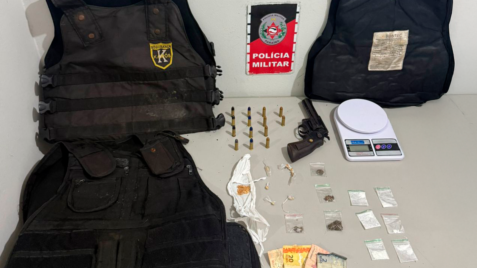 No local, foram apreendidos, ainda, coletes balísticos e arma de fogo (Foto: Divulgação / PMPB)