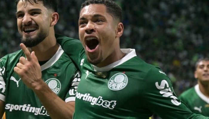 Jose Manuel Lopez e Vitor Roque comemoram - Foto: Nelson Almeida/AFP