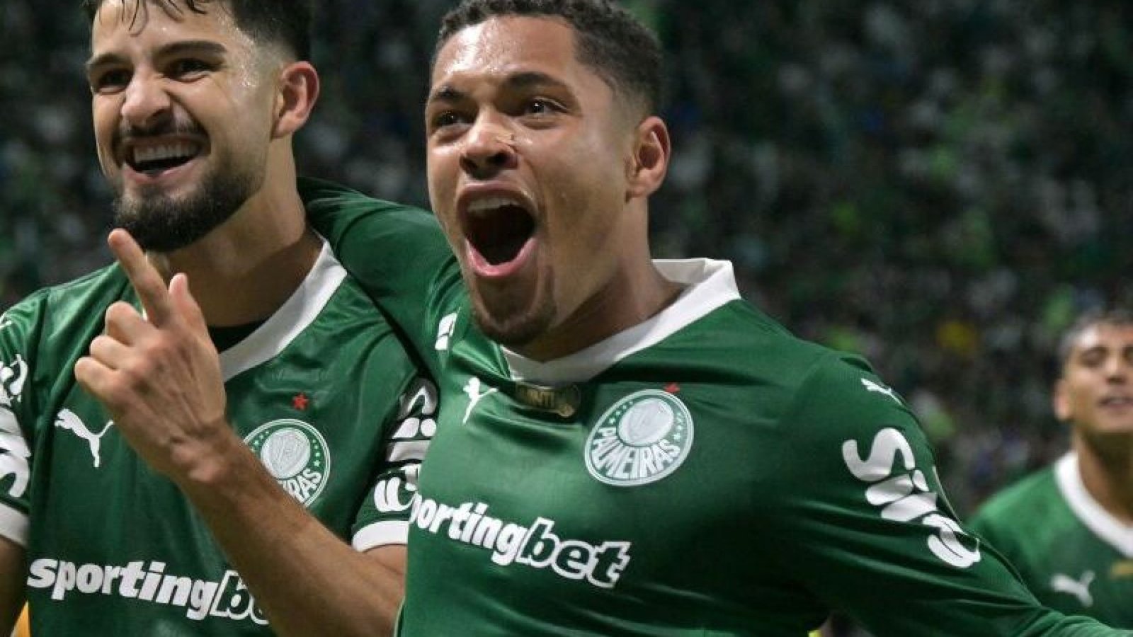 Jose Manuel Lopez e Vitor Roque comemoram - Foto: Nelson Almeida/AFP