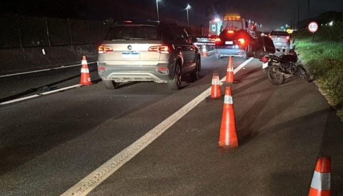 um carro na rodovia Padre Manoel da Nóbrega, na altura de Praia Grande, no litor