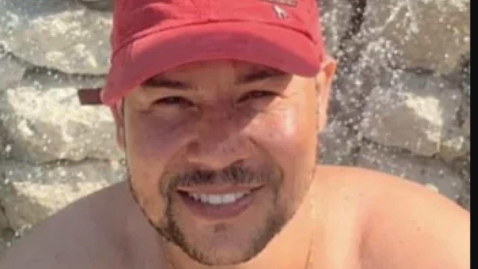 ser suspeito de ter matado o próprio pai, Erinaldo Santos, em 2020. De acordo co