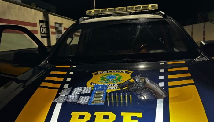 volta das 18h, durante uma fiscalização de rotina na altura do km 248, e os poli