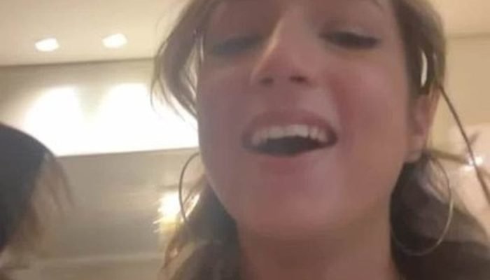 BBB Samira volta para casa no RS e reencontra o cão Lindolfo: 'Muito feliz'