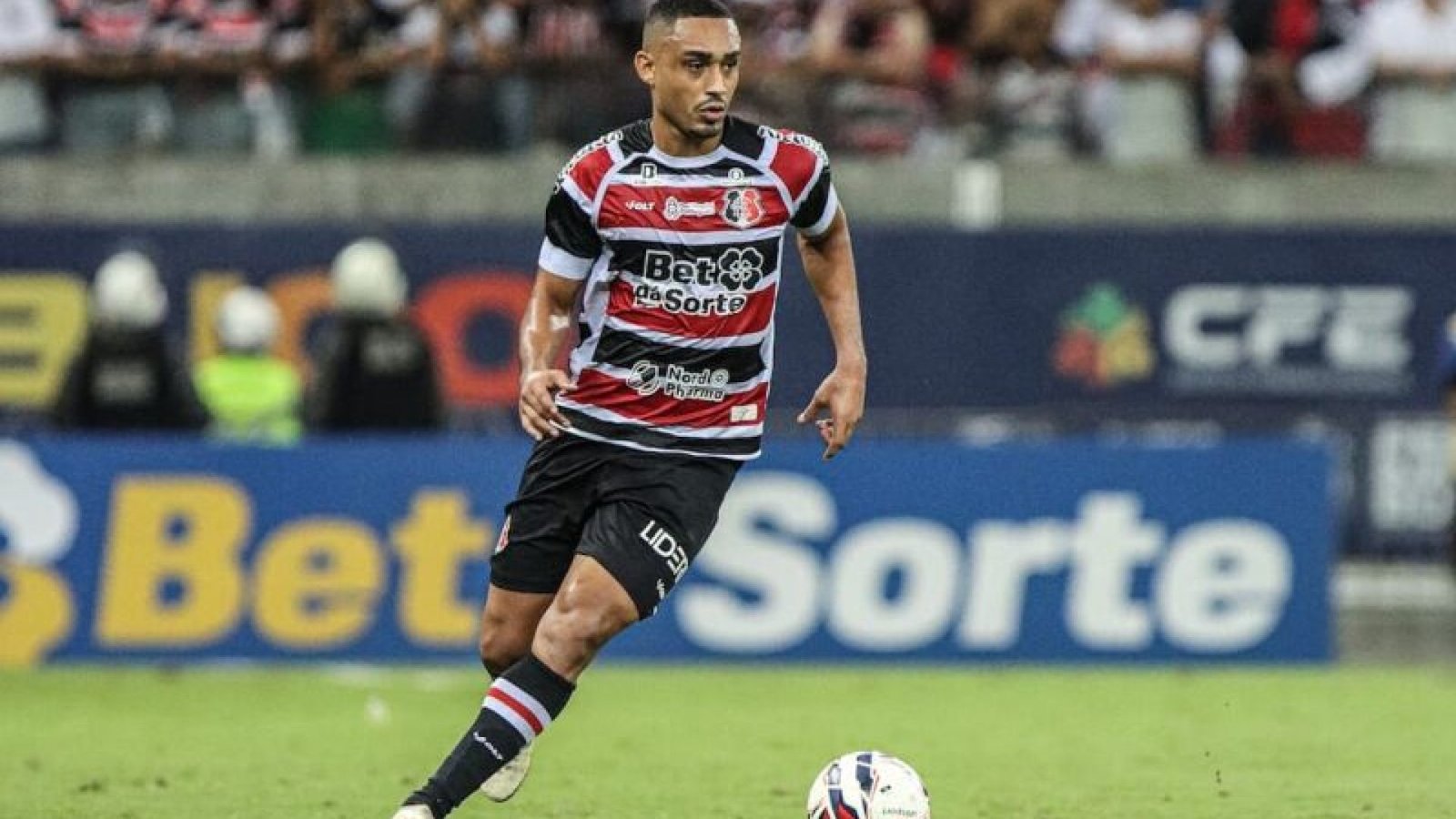 Zagueiro Eurico será peça fundamental para manter o Santa Cruz vivo na final  - Foto: Evelyn ...