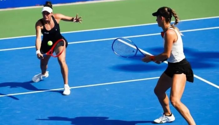 Luisa Stefani e Timea Babos em ação no WTA 1000 de Wuhan - Foto: Divulgação/ Voyah Wuhan Open