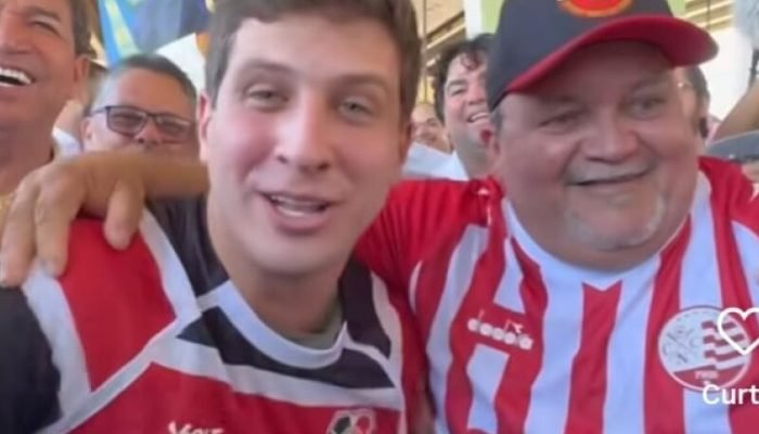 João Campos, com a camisa do Santa Cruz, e Marcon Chaveiro, com a camisa do Náutico - Foto: R...