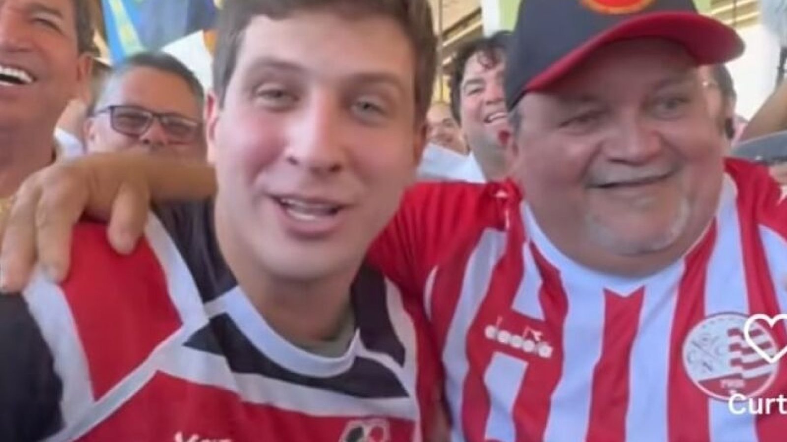 João Campos, com a camisa do Santa Cruz, e Marcon Chaveiro, com a camisa do Náutico - Foto: R...