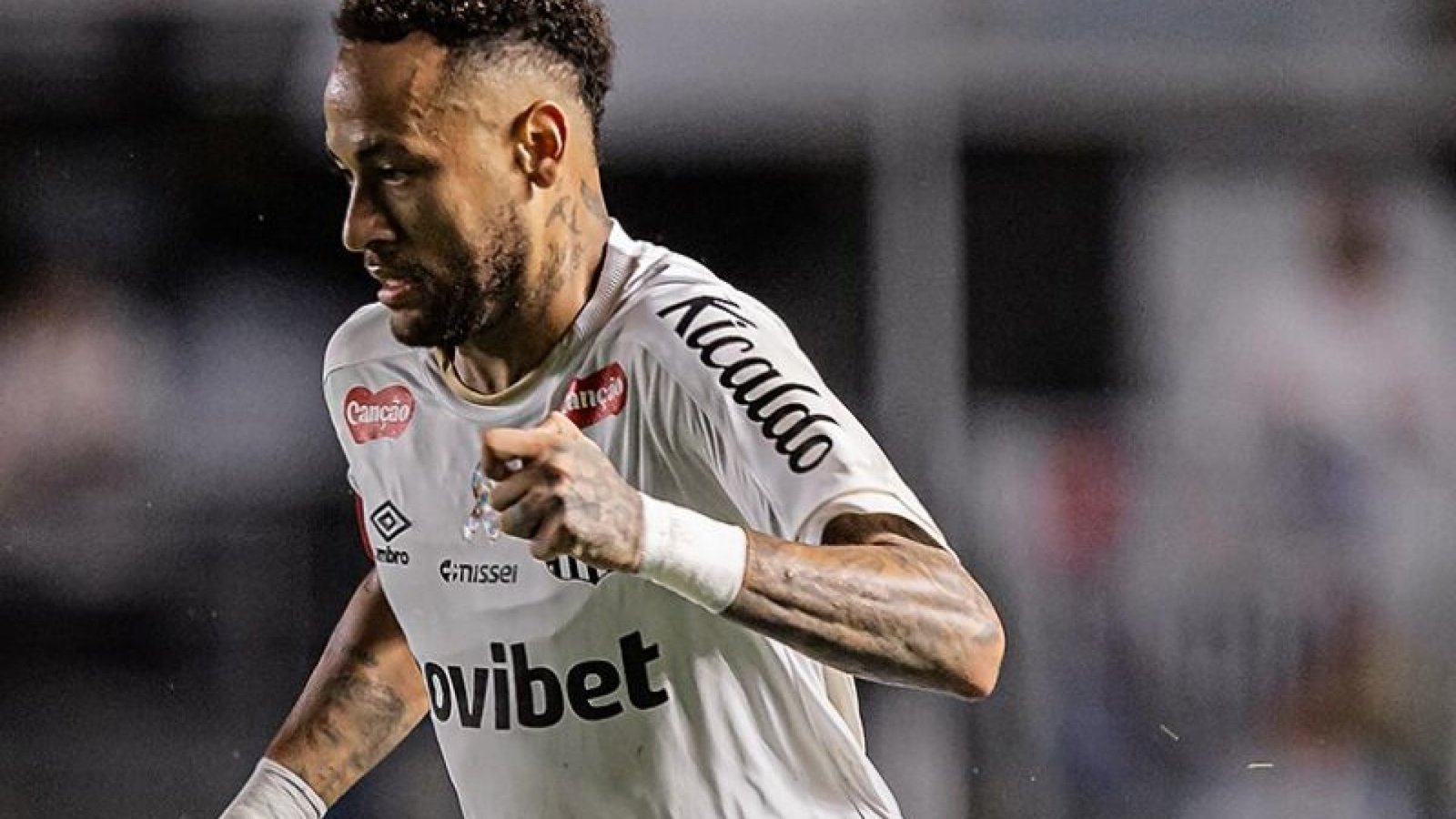 , Neymar se envolveu em uma polêmica depois de uma entrevista no pós-jogo contra o Remo, pelo C...