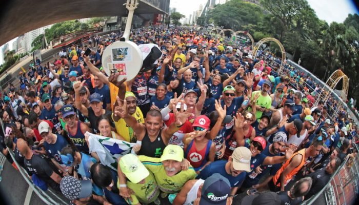 Pessoas aguardam o início da 100ª Corrida Internacional de São Silvestre. - Foto: Paulo Pint...