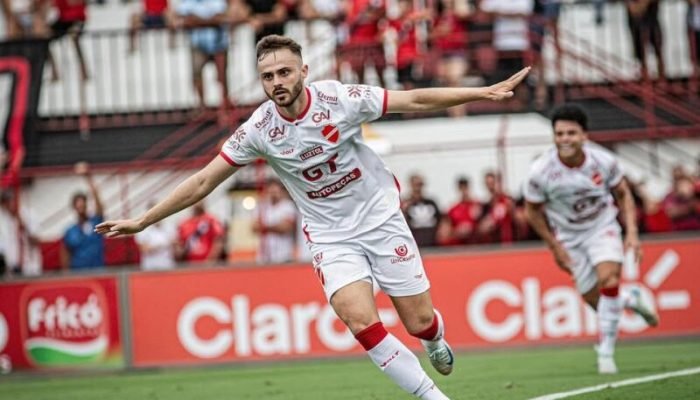 Gabriel Poveda, atacante do Vila Nova, tem nome especulado no Santa Cruz  - Foto: Beto Corrêa/...