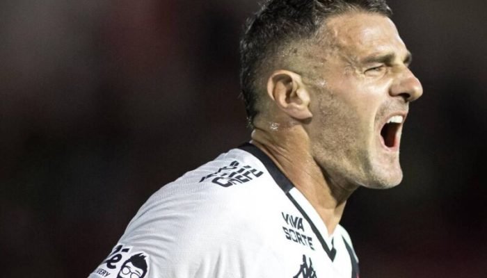Vegetti fez dois gols para ajudar o Vasco contra o RB Bragantino - Foto: Matheus Lima/Vasco