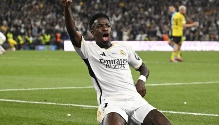 Vini Jr. controla a bola durante um treino da Seleção Brasileira de Futebol - Foto: Ina Fassb...