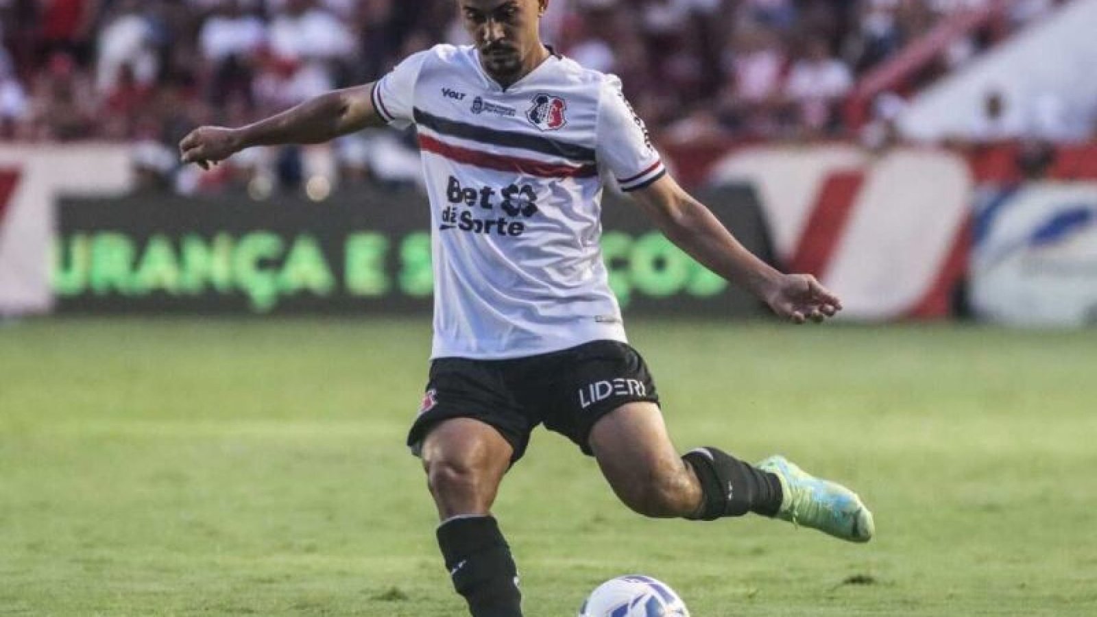 Rodrigues, lateral do Santa Cruz - Foto: Divulgação/Santa Cruz