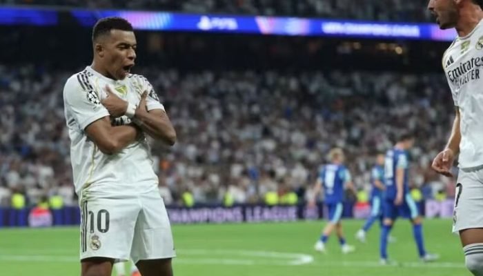 Mbappé comemora um dos gols do Real Madrid  - Foto: Thomas COEX / AFP