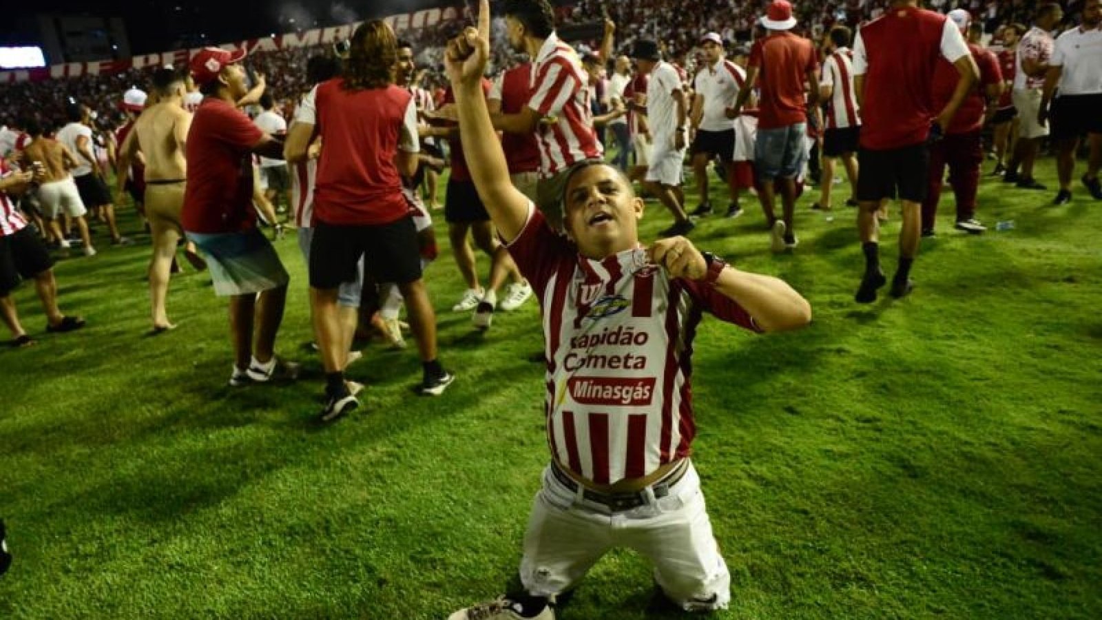 Torcida do Náutico comemora acesso do time à Série B do Brasileiro - Foto: Ricardo Fernandes...