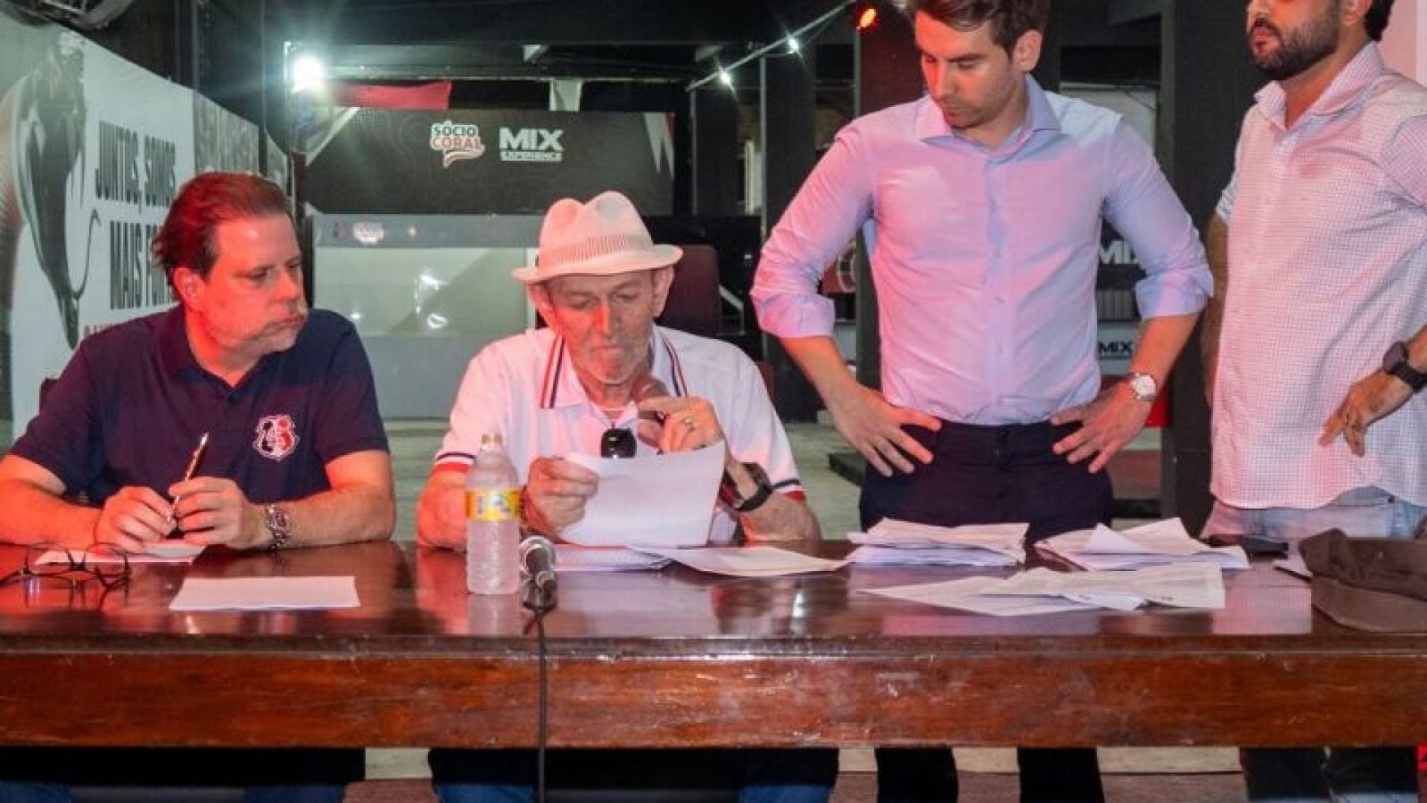 O Santa Cruz realizou neste domingo (30), a Assembleia Geral Extraordinária (AGE).  - Foto: Le...