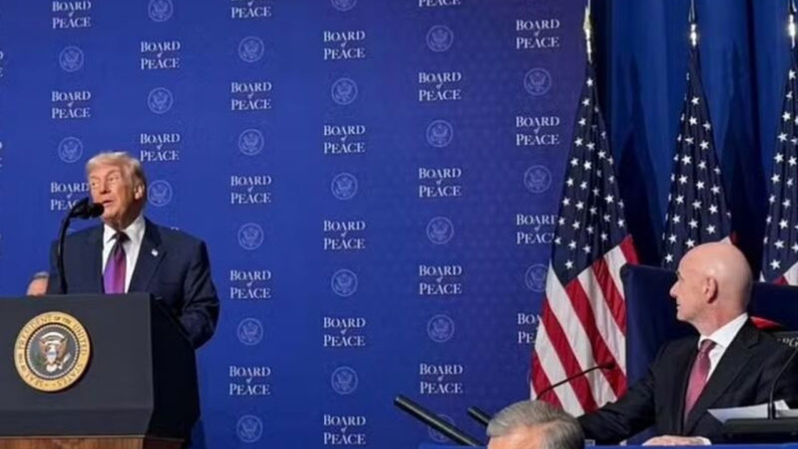 Donald Trump e Gianni Infantino durante assinatura do acordo entre Fifa e Conselho da Paz  - Fo...