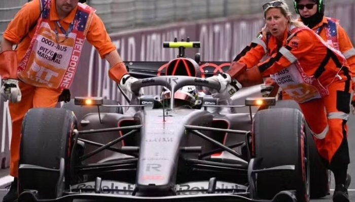 Fiscais de pista empurram o carro do piloto brasileiro da Audi, Gabriel Bortoleto, durante sessã...