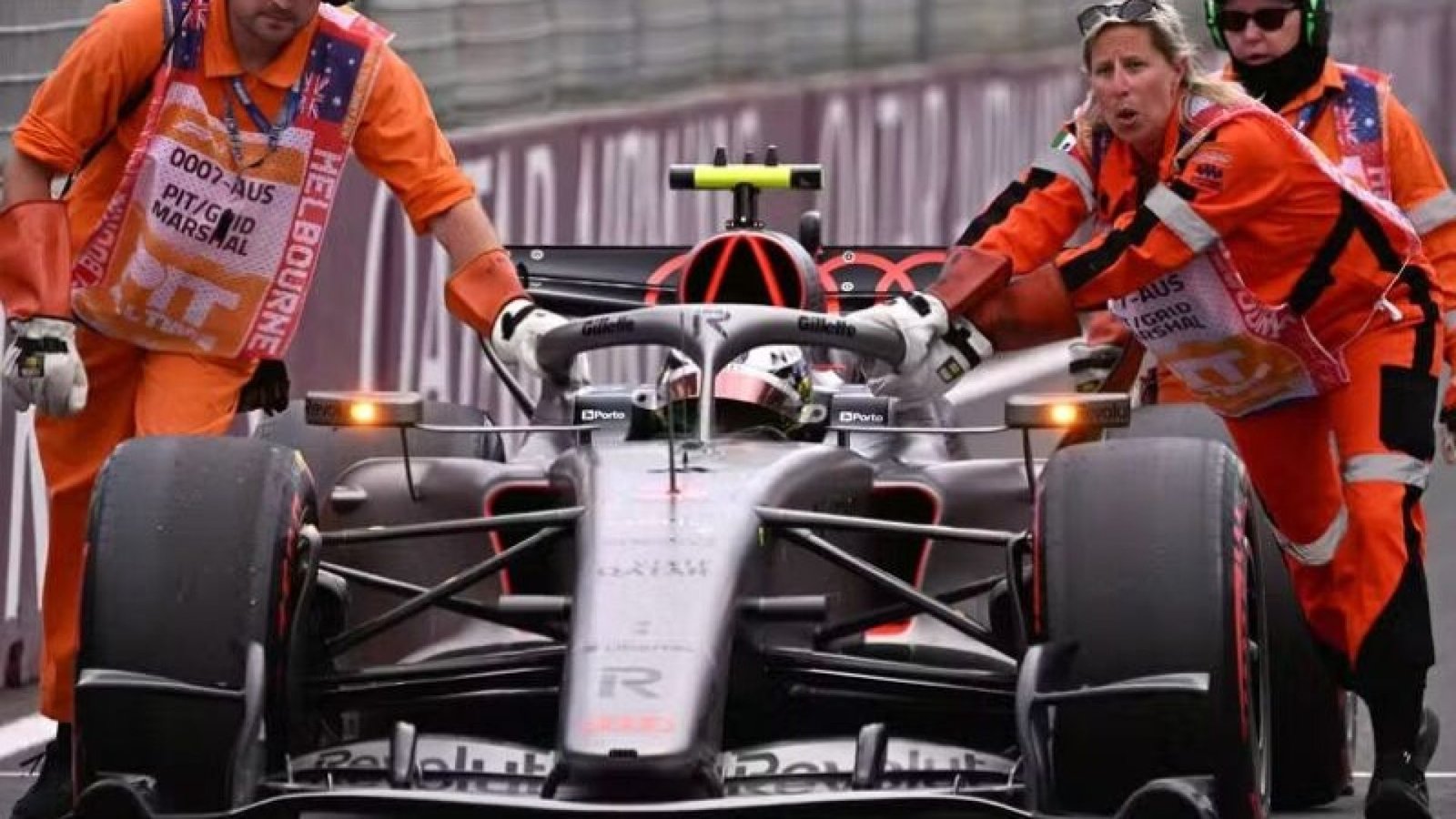 Fiscais de pista empurram o carro do piloto brasileiro da Audi, Gabriel Bortoleto, durante sessã...