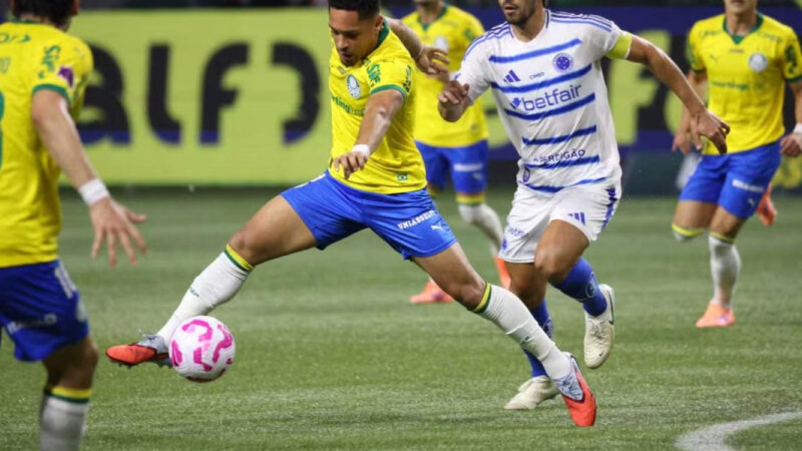 Palmeiras e Flamengo disputam palmo a palmo a liderança do Campeonato Brasileiro - Foto: Tiago...